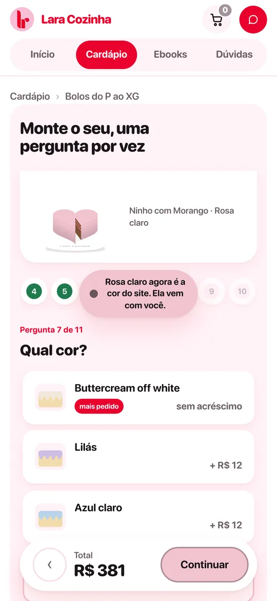 A cliente montando o bolo na loja da Lara Cozinha